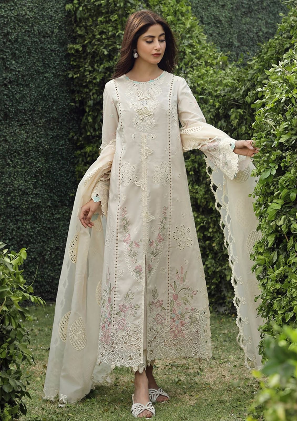 Qalamkar
WEAR BY THE GORGEOUS ACTRESS