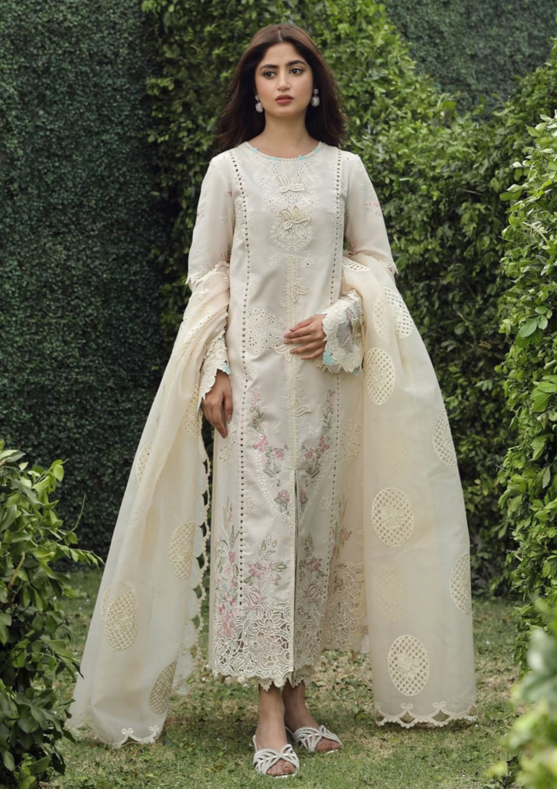 Qalamkar
WEAR BY THE GORGEOUS ACTRESS